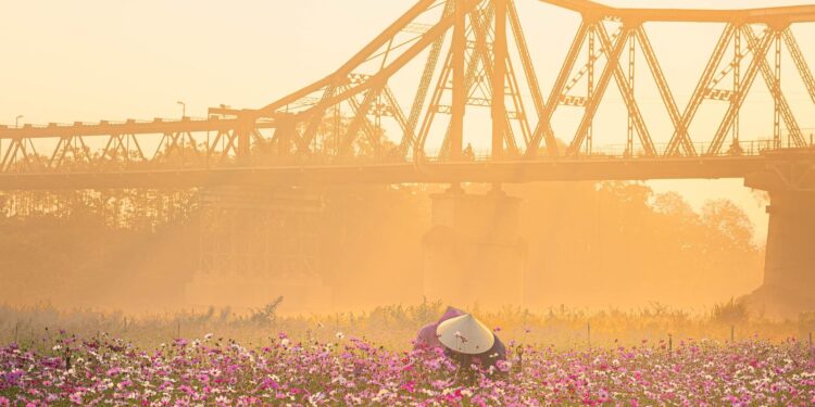 bai bien hoang so mien trung illustration for Bãi biển hoang sơ miền Trung: 7 điểm đến tuyệt đẹp ít ngườ