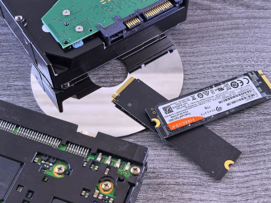 check suc khoe o cung illustration for Check sức khỏe ổ cứng: Cách kiểm tra SSD HDD chuẩn xác nhất