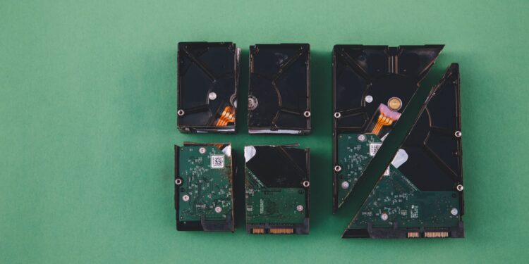 check suc khoe o cung illustration for Check sức khỏe ổ cứng: Cách kiểm tra SSD HDD chuẩn xác nhất
