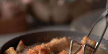 chien ca khong ban dau illustration for Chiên cá không bắn dầu: Mẹo vào bếp tuyệt vời không dính chảo