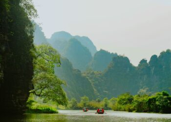du lich ninh binh bang tau hoa illustration for Du lịch Ninh Bình bằng tàu hỏa: Mẹo check-in tự túc cực chất