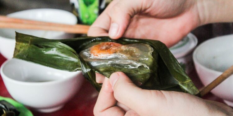 lam banh goi illustration for Làm bánh gối Hà Nội: Bí quyết làm vỏ giòn tan cực chuẩn