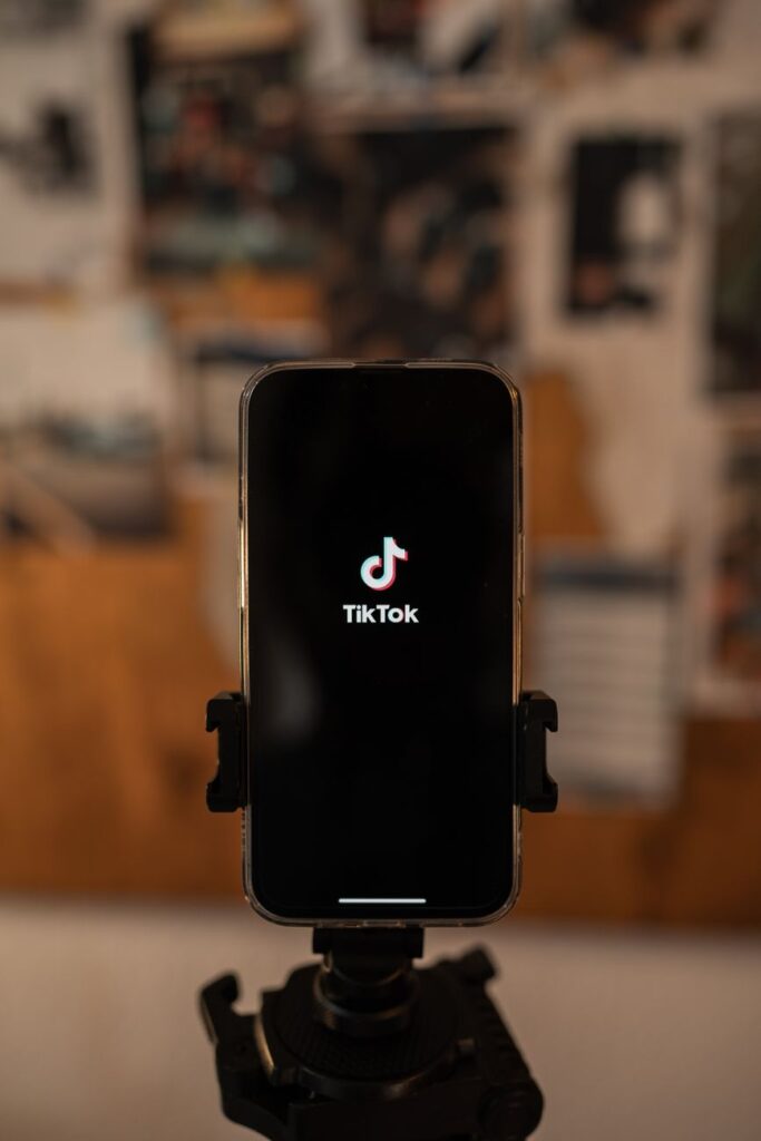 lam video tiktok bang ai illustration for Làm video TikTok bằng AI: 7 Công cụ tự động hóa đỉnh cao