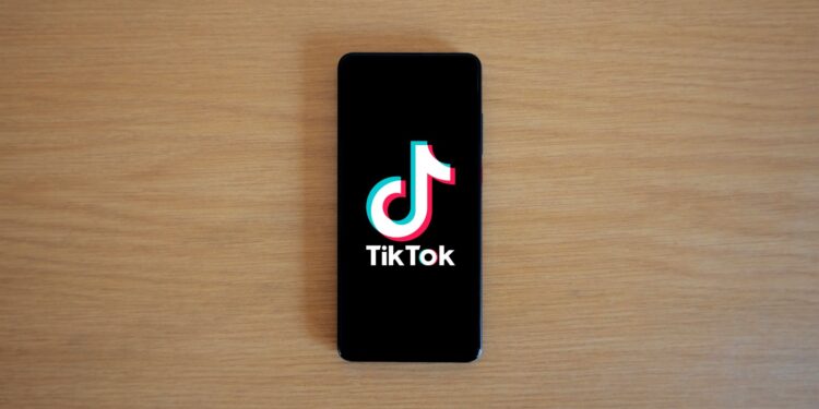 lam video tiktok bang ai illustration for Làm video TikTok bằng AI: 7 Công cụ tự động hóa đỉnh cao