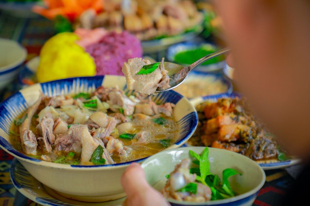 luoc ga ngon illustration for Luộc gà ngon: Bí quyết luộc gà da giòn vàng ươm hoàn hảo