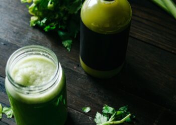 nuoc ep can tay illustration for Nước ép cần tây: Mẹo pha chuẩn vị, giảm cân cực hiệu quả