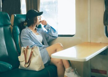 tui thuoc du lich co gi illustration for Túi thuốc du lịch: Bí kíp chuẩn bị vật dụng thiết yếu nhất