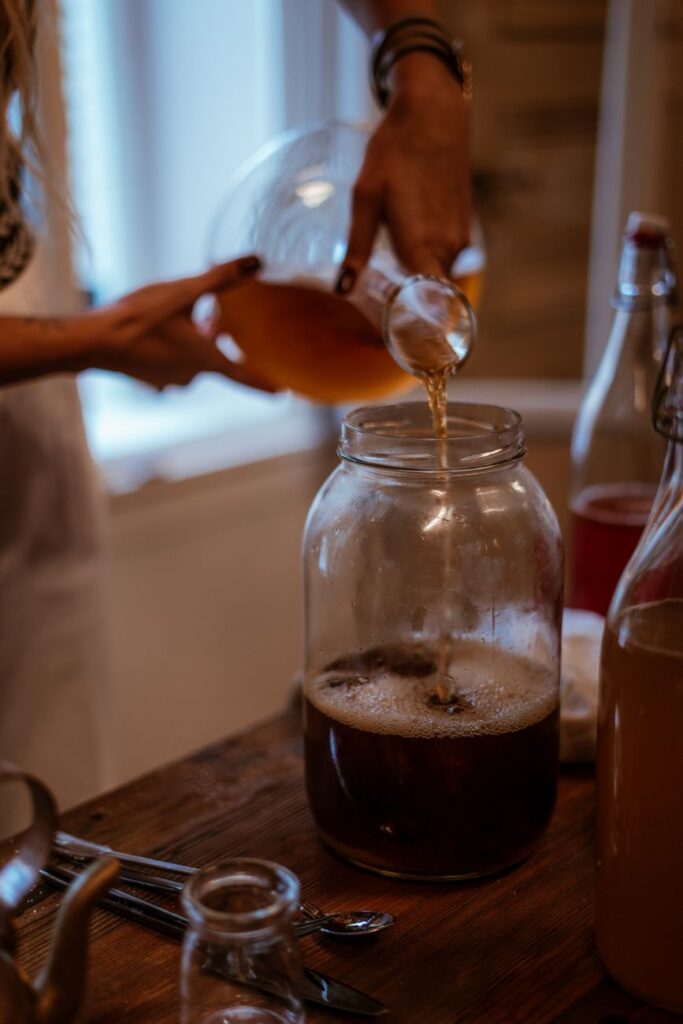 tu lam kombucha illustration for Tự làm kombucha: Công thức chuẩn cho đồ uống sức khỏe tuyệt vời
