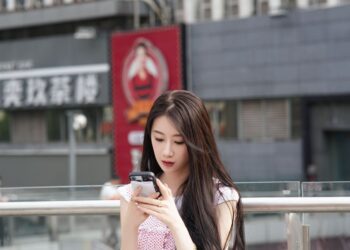 dien thoai rot nuoc illustration for Điện thoại rớt nước: 7 mẹo cứu máy khẩn cấp cực hiệu quả