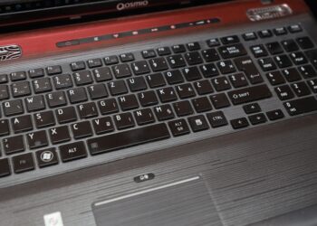 laptop ngam nuoc illustration for Laptop ngâm nước: Bí quyết cấp cứu bàn phím ướt hiệu quả nhất