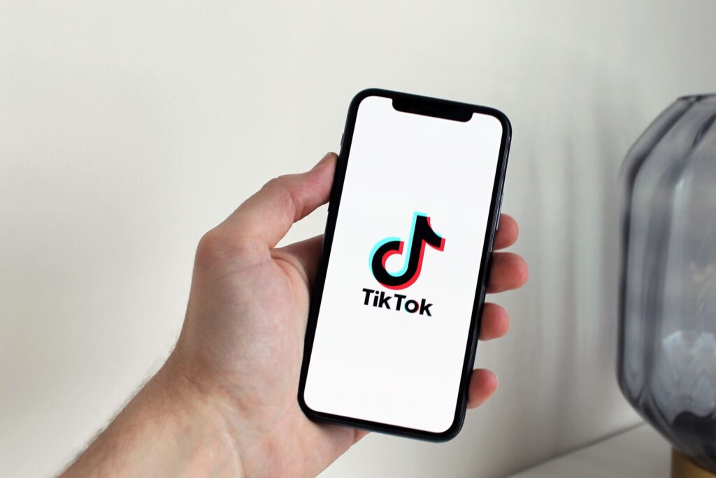 tai video dien thoai illustration for Tải video điện thoại: Mẹo cực nhanh lưu clip TikTok, FB chất lượng