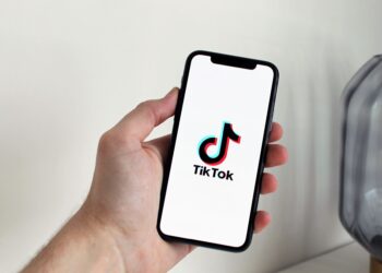 tai video dien thoai illustration for Tải video điện thoại: Mẹo cực nhanh lưu clip TikTok, FB chất lượng