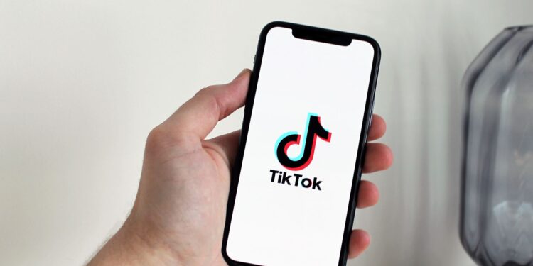 tai video dien thoai illustration for Tải video điện thoại: Mẹo cực nhanh lưu clip TikTok, FB chất lượng