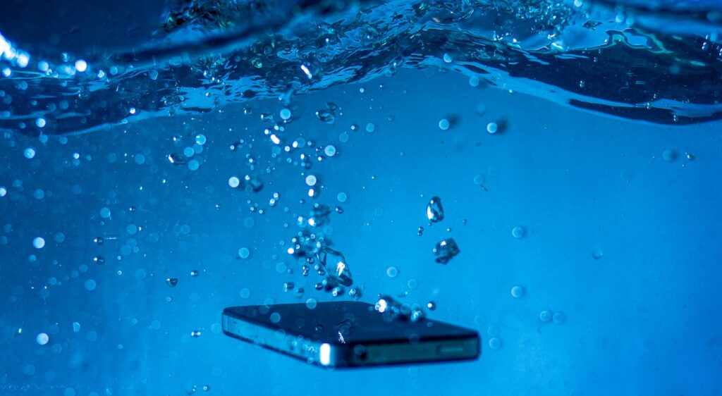 Cách đẩy nước ra khỏi loa iPhone: Mẹo xử lý khẩn cấp hiệu qu