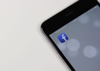 cach tai video tu facebook ve iphone bang phim tat illustration for Cách tải video từ Facebook về iPhone bằng Phím tắt cực nh